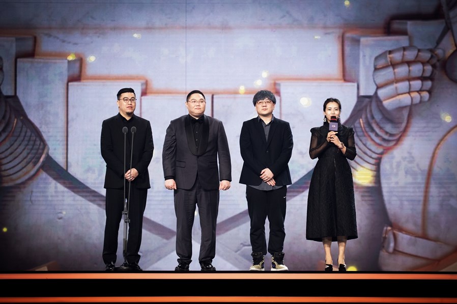 罗杰杜彼中国董事总经理胡可女士为三位名人堂加冕成员赠予王者竞速系列LPL腕表_副本.jpg