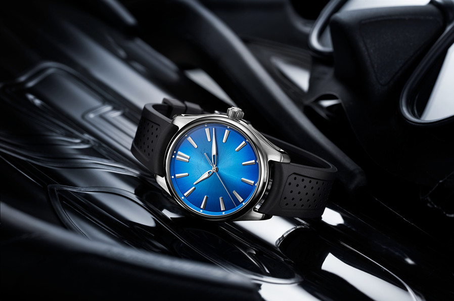 HMoser_3200-1217_Pioneer_Centre_Seconds_Arctic_Blue_40mm__LIifestyle(1).jpg