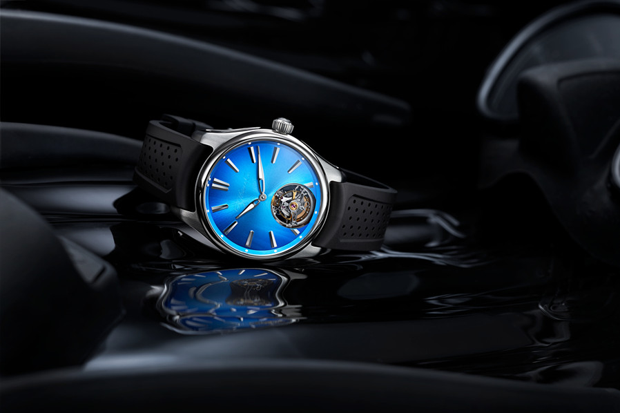 HMoser_3804-1208_Pioneer_Tourbillon_Arctic_Blue_40mm__Lifestyle.jpg