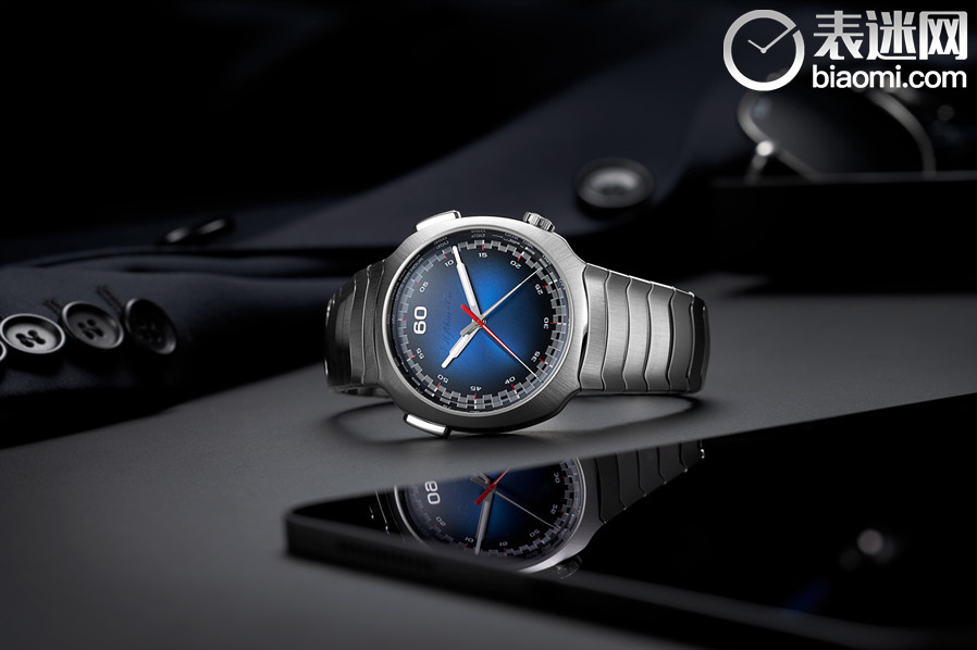HMoser_6907-1200_Streamliner_Flyback_Chronograph_Funky_Blue_2__Lifestyle.jpg