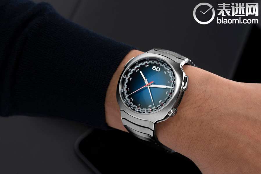HMoser_6907-1200_Streamliner_Flyback_Chronograph_Funky_Blue_2__Lifestyle_Wristshot_Front.jpg