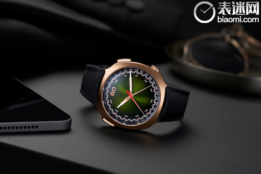 HMoser_6907-0400_Streamliner_Flyback_Chronograph_RG_Matrix_Green__Lifestyle.jpg