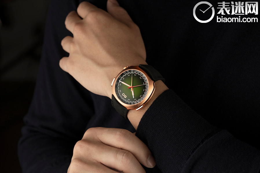 HMoser_6907-0400_Streamliner_Flyback_Chronograph_RG_Matrix_Green__Lifestyle_Wristshot_Sweater.jpg