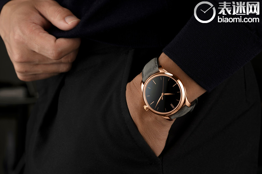 HMoser_1200-0411_Endeavour_Centre_Seconds_RG_Vantablack__Lifestyle_Wristshot_Pocket_副本.jpg