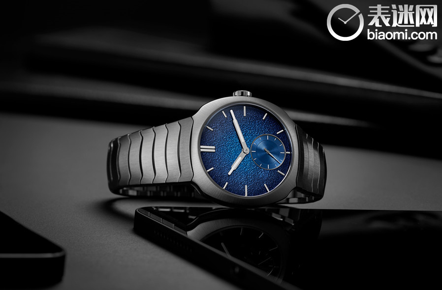HMoser_6500-1200_Streamliner_Small_Seconds_ST_AquaBlue__Lifestyle.jpg