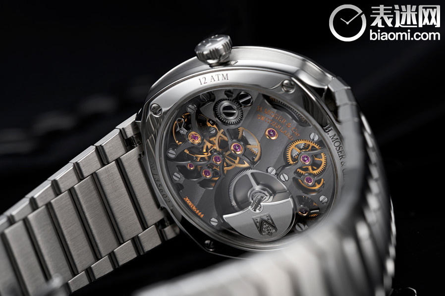 HMoser_6500-1200_Streamliner_Small_Seconds_ST_AquaBlue__Lifestyle_Caseback_Suit.jpg