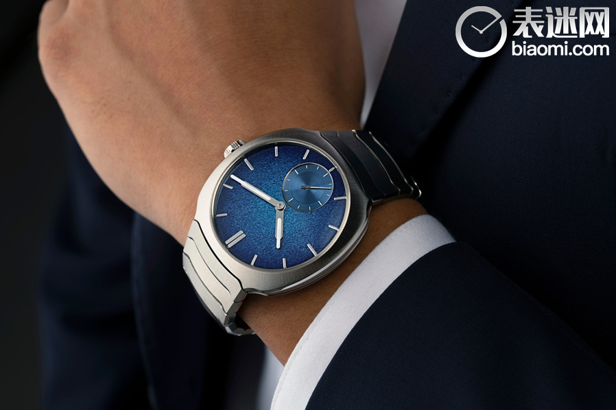 HMoser_6500-1200_Streamliner_Small_Seconds_ST_AquaBlue__Lifestyle_Wristshot_Suit_blue_show.jpg