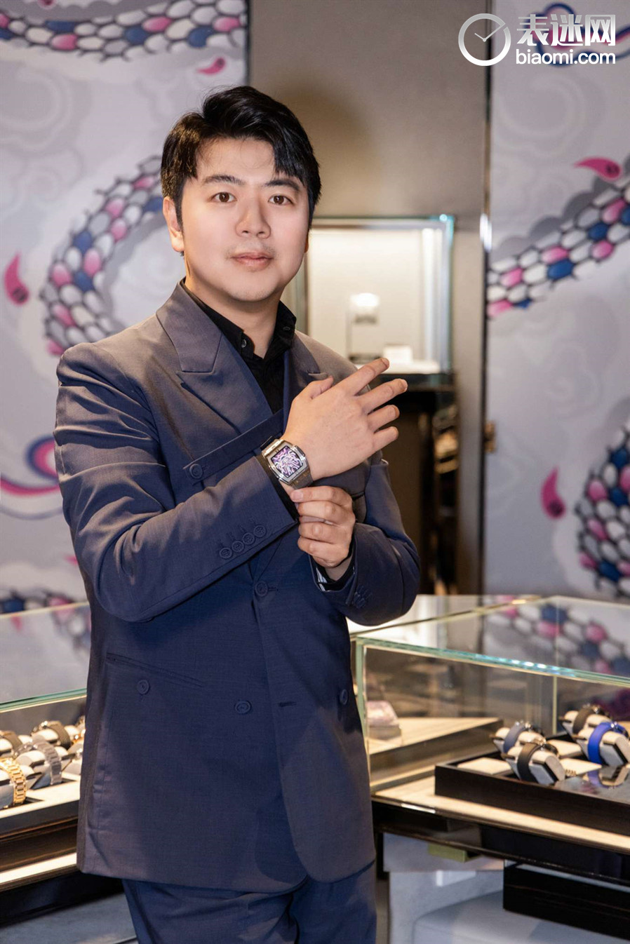HUBLOT宇舶表品牌大使郎朗佩戴BIG BANG灵魂甲辰龙年钛金腕表.jpg