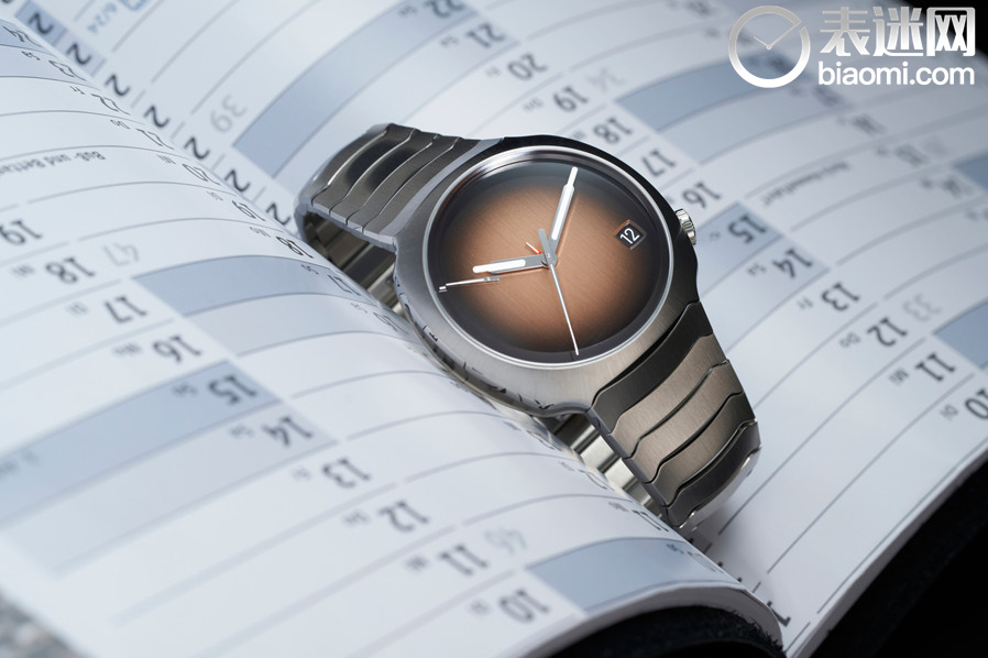HMoser_6812-1201_Streamliner_Perpetual_Calendar_ST_SmokedSalmon__Lifestyle_calendar (1).jpg