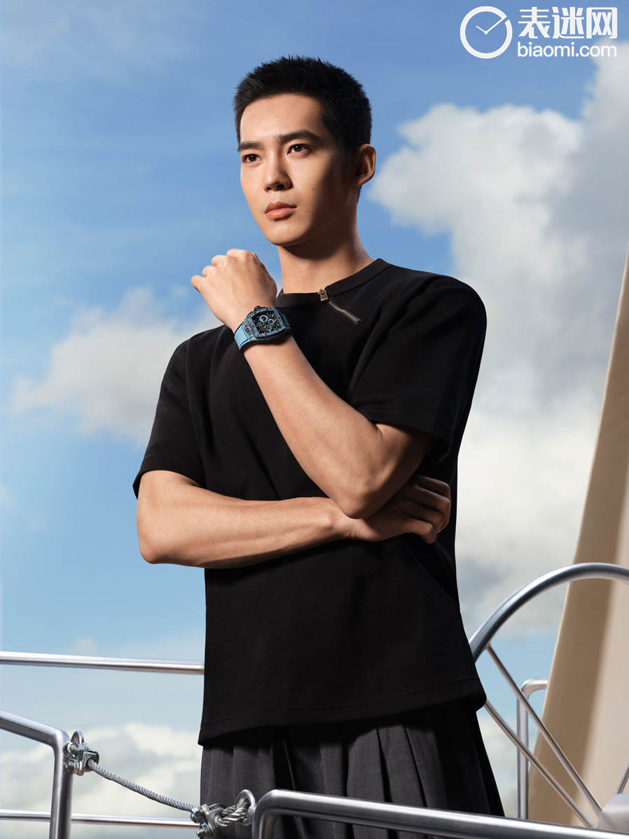 HUBLOT宇舶表品牌大使于适佩戴Big Bang灵魂蓝色碳纤维腕表.jpg